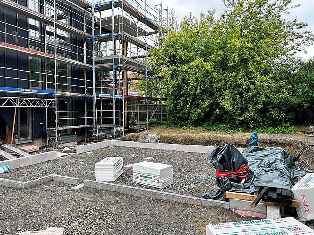 Ein Sockel zwischen den Gebäuden 4 und 5 zeigt, wo noch ein Wirtschaftsgebäude für die Wärmepumpe, Fahrräder und Müll entstehen wird.