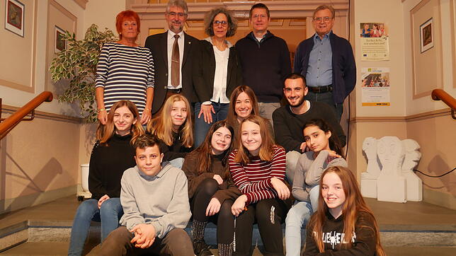 Die Schüler aus Bandol mit (stehend, von links) Edith Rozhon, Michael Thater, Fatima Zobeidi-Weber, Eric Fasching, Roland Fricker sowie ...