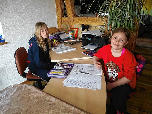 Josie (links) und Thiana Nemsch sind Grundschüler aus Riedöschingen und haben ihre Aufgaben nach dem täglichen Familienplan konsequent ...