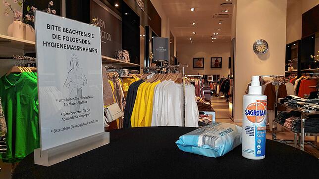 Allgegenwärtig sind die Hygienevorkehrungen in den Ladengeschäften, hier am Eingang einer Boutique in der Fußgängerzone von Waldshut.