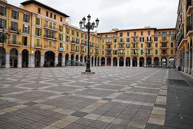 Der Plaza Mayor auf Mallorca ist durch das Coronavirus wie leer gefegt.