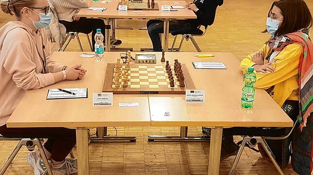Schachturnier mit Maske und Abstand: Bei den Deutschen Schach Jugendeinzelmeisterschaften 2020 in Willingen war die 14-jährige ...