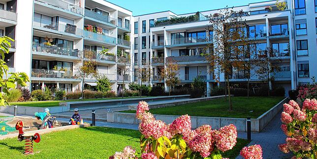 Die Innenhöfe des Quartiers sind gezeichnet von grünen Wiesenflächen und Spielanlagen für die Kinder.