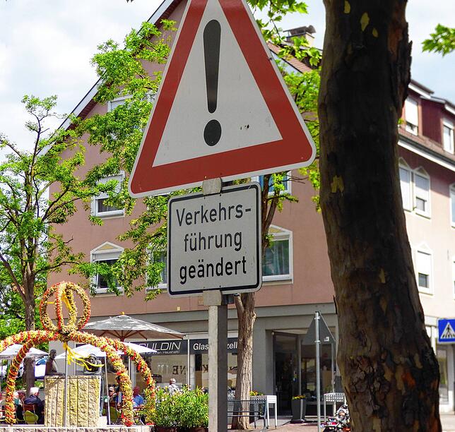 Vor dem Kreuzungsbereich Am Stadtgraben/Hauptstraße sind Schilder aufgestellt, die auf die veränderte Verkehrssituation hinweisen. Links ...