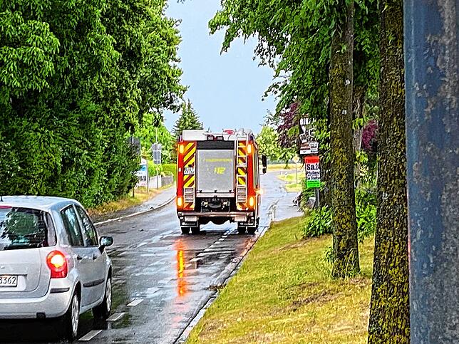 Die Feuerwehr in Pfullendorf räumt die Straßen frei.