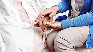 Beim Nachbarschaftshilfeverein geht es auch darum, für Ältere da zu sein. Auf dem Symbolbild hält eine Frau die Hand einer Seniorin. ...