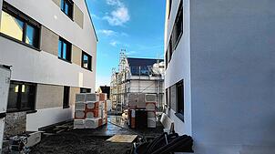 In den Endzügen: Die Markdorfer Firma Kapitalpartner baut in der Ensisheimer Straße eine Mehrfamilienhaus-Siedlung mit 34 Wohneinheiten. ...