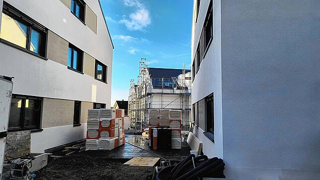 In den Endzügen: Die Markdorfer Firma Kapitalpartner baut in der Ensisheimer Straße eine Mehrfamilienhaus-Siedlung mit 34 Wohneinheiten. ...