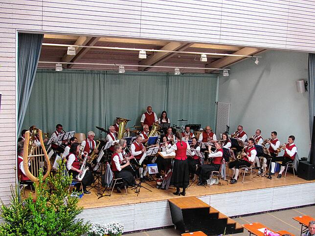 42 Musikerinnen und Musiker aus Rast beim Frühschoppenkonzert.