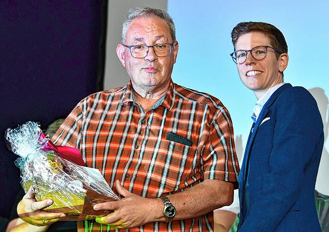 Schlussstrich: Dieter Ruf (Murg) wurde nach 26 Jahren als Staffelleiter für Jugend und Aktive von der scheidenden Bezirksvorsitzenden ...