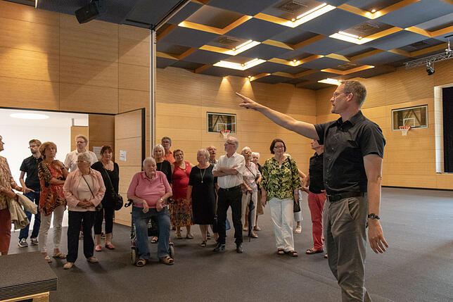 Architekt Ernesto Preiser erklärte die Konstruktion der Akustikdecke im Stadthallenbereich.