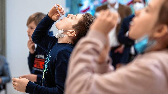 Corona-Test für Kinder: Das Sozialministerium ist &ndash; im Gegensatz zum Kultusministerium &ndash; der Auffassung, dass auch Kinder ...