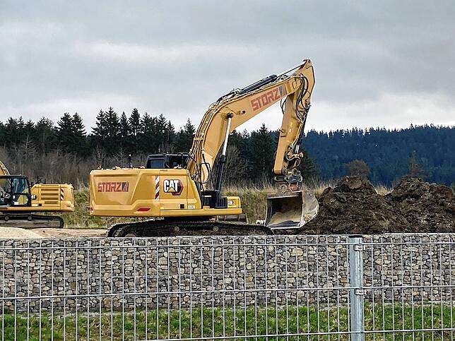 Die Bagger graben das komplette Gelände um. Der Parkplatz wird völlig neu gestaltet.