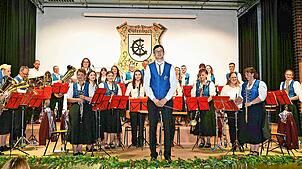 Ein abwechslungsreiches Programm bietet die Musikkapelle Gütenbach unter der Leitung von Andreas Rösch. Bilder: Stefan Heimpel