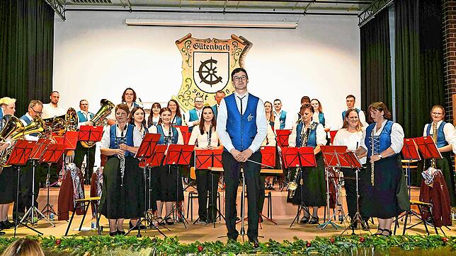 Ein abwechslungsreiches Programm bietet die Musikkapelle Gütenbach unter der Leitung von Andreas Rösch. Bilder: Stefan Heimpel