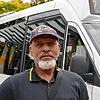 Albadran Abdul Based an der Haltestelle ZOB. Er kontrolliert im Stadtbus die Fahrkarten.