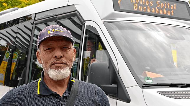 Albadran Abdul Based an der Haltestelle ZOB. Er kontrolliert im Stadtbus die Fahrkarten.