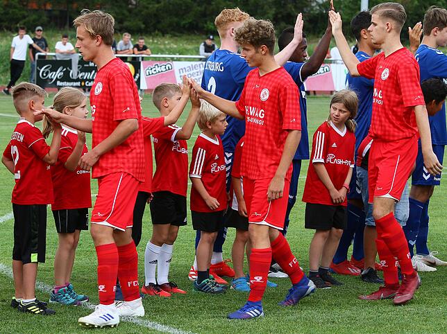 Bild 9: SC Freiburg U17 mit Luis Weber und Marek Bleise besiegen den FC Winterthur U18 mit 5:1 &ndash; und wir haben die Bilder!