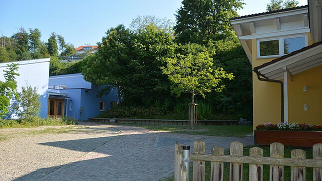 Der Sommertalkindergarten platzt aus allen Nähten und soll um einen Verbindungsbau zwischen dem gelben und dem blauen Haus erweitert werden.