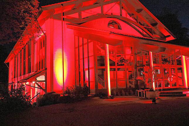 Die Uhrmacher-Ketterer-Halle leuchtet rot – sie ist ein Veranstaltungsschwerpunkt in Schönwald.