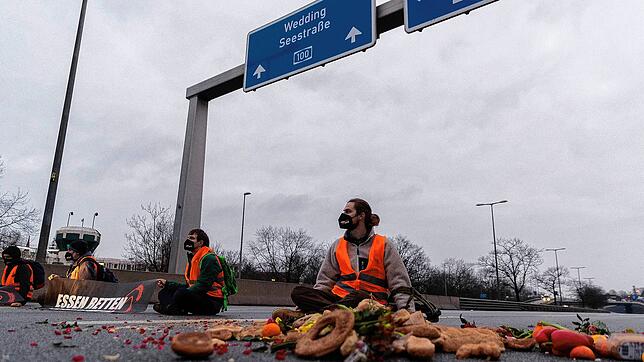 Klimaaktivisten der Gruppe &bdquo;Aufstand der letzten Generation&ldquo; sitzen auf der Fahrbahn der Autobahn A100 bei Berlin, um gegen ...
