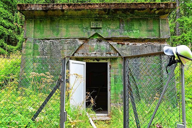 Einer der beiden Eingänge des alten Hochbehälters im Hochwald. Hier wird das Hallenbadwasser zwischengelagert, bis es von der ...