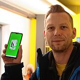 Peer Kaliss mag keine Zettel mehr. Er nutzt auf seinem Handy die Bibliotheks-App und wird über sie informiert, wenn er Bücher wieder ...