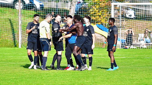Bild : Schiedsrichter soll Spieler am Hochrhein rassistisch beleidigt haben - das macht fassungslos