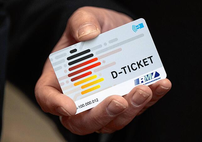 Ein &bdquo;D-Ticket&ldquo; im Chipkartenformat.