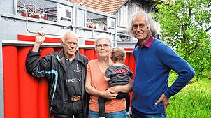 Michael Tritschler (links), Martina Matt und Anselm König in Hottingen vor einem Tank, der in Wasserstoff umgewandelten Solarstrom ...