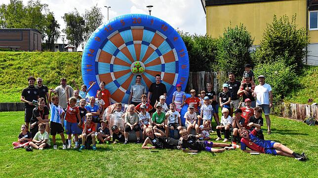 Schön war‘s – da sind sich beim abschließenden Gruppenfoto beim FC Fischbach alle Kinder einig. Fotos: Albert Bantle