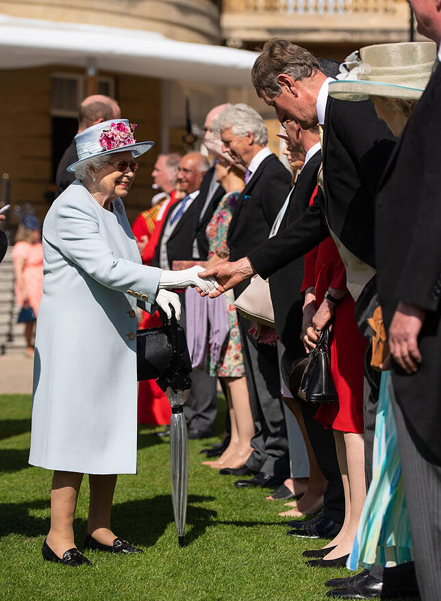 Königin Elizabeth II. begrüßt ausgewählte Gäste auf ihrer Gartenparty.
