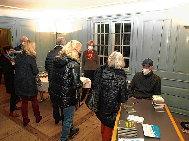 Reges Interesse auch nach der Lesung. Hinten rechts am Tisch sitzt Autor Joachim Zelter.