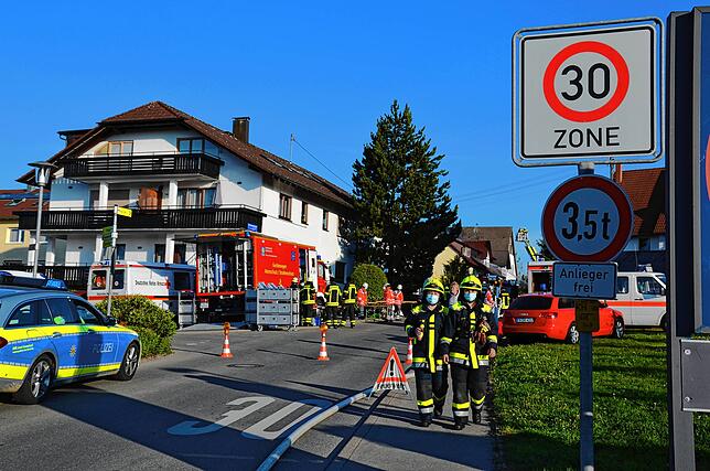 Feuerwehr, Polizei, DRK und Johanniter haben sich weiträumig an der Kronenstraße installiert.