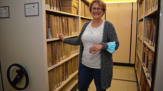 Christine Johner, Leiterin der Abteilung Kultur und Museum der Stadt Meersburg, im Stadtarchiv, in dem es während des Lockdowns viel ...