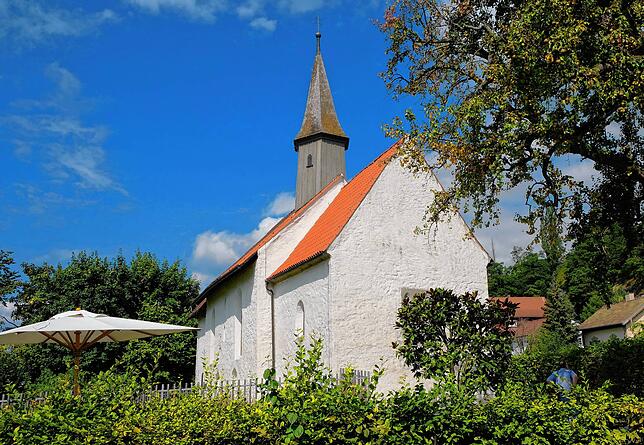 Seit rund 840 steht in Goldbach direkt am See die mehrfach erweiterte Kapelle und hielt dem Straßen- und Eisenbahnbau stand.