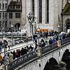 Wählerinnen und Wähler stehen in Zürich für die Volksabstimmung an