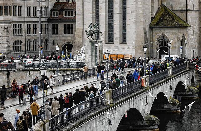 Wählerinnen und Wähler stehen in Zürich für die Volksabstimmung an