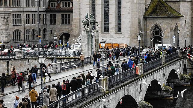 Wählerinnen und Wähler stehen in Zürich für die Volksabstimmung an