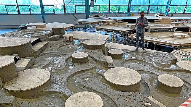 Wasser ist sein Element: Herbert Dreiseitl, Künstler und Landschaftsarchitekt, mit dem originalgroßen Modell seines Projekts für ...