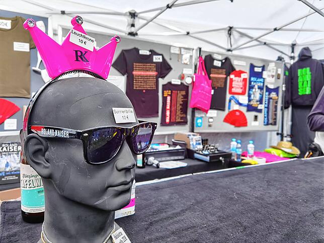 Beliebt im Fanshop: das pinkblinkende „RK“-Krönchen und die „Alles ok“-Sonnenbrille.