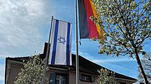 Auch vor dem Rathaus in Grenzach weht seit dem Terrorangriff der Hamas eine israelische Flagge. Bild:  Sebastian Kurtenacker