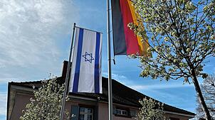 Auch vor dem Rathaus in Grenzach weht seit dem Terrorangriff der Hamas eine israelische Flagge. Bild:  Sebastian Kurtenacker