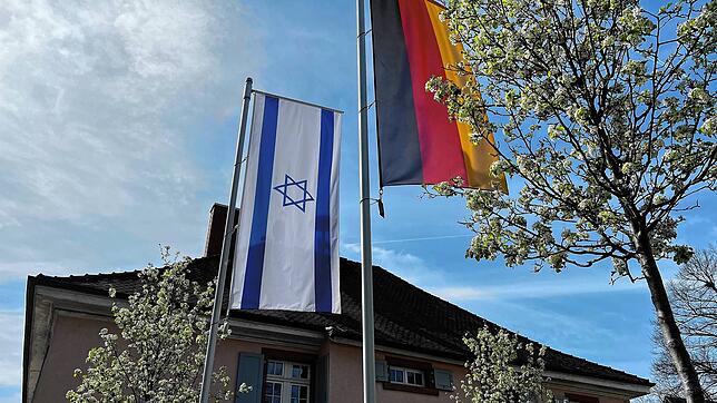 Auch vor dem Rathaus in Grenzach weht seit dem Terrorangriff der Hamas eine israelische Flagge. Bild:  Sebastian Kurtenacker