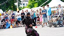 Eine Feuershow am hellichten Tag? Geht das überhaupt? Chris Blaze als „The Fire Ninja“ beweist, dass Feuerhitze plus Sommerschwüle ...