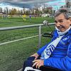 Heinz Schmitt bei einem Spiel des FC Radolfzell. Wenn irgendwie möglich, ist er bei jeder Heimpartie dabei.