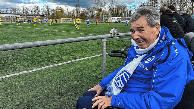 Heinz Schmitt bei einem Spiel des FC Radolfzell. Wenn irgendwie möglich, ist er bei jeder Heimpartie dabei.