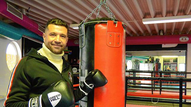 Arash Armin Alman in seinem Boxclub im Sportplalast in Singen am Boxsack. Sie sind für ihn Heilige, weil alle Schläge einstecken, ohne ...