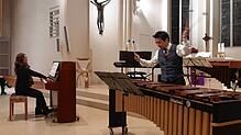Perfekte Harmonie von Klavier und Marimbaphon: Elli Freundorfner (links) und Yu Fujiwara begeistern das Publikum in der Überlinger ...