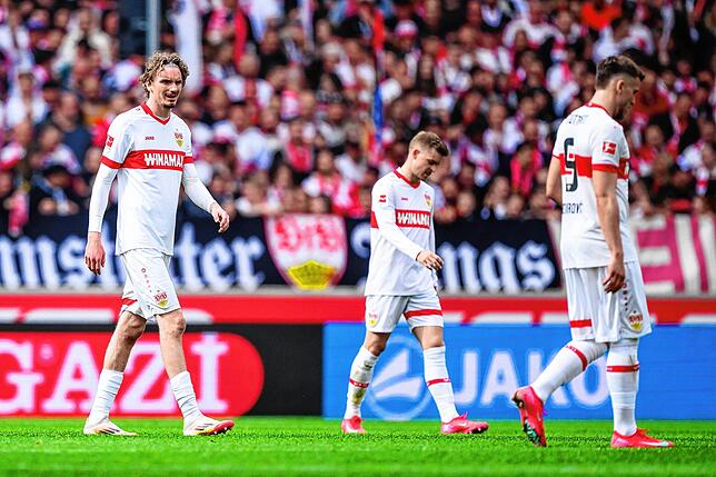 Stuttgarts Nick Woltemade (l-r), Stuttgarts Maximilian Mittelstädt und Stuttgarts Ermedin Demirovic reagieren unzufrieden.
